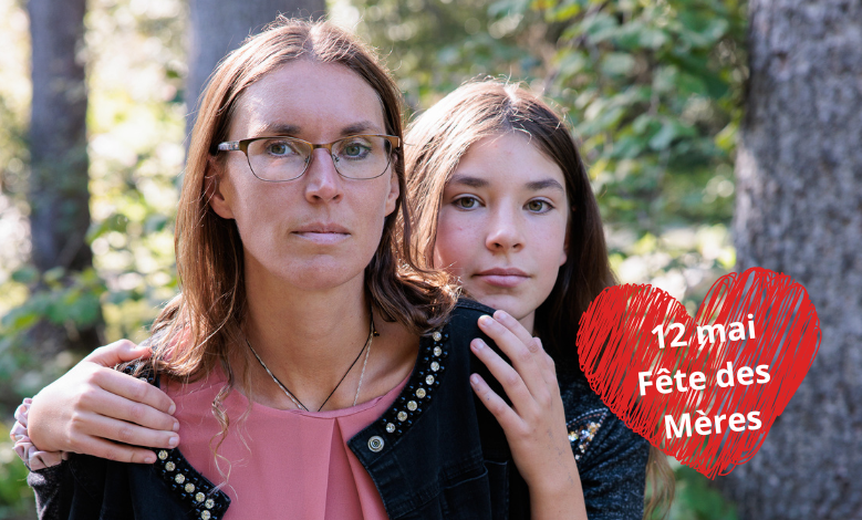 Cindy et sa fille avec un coeur sur lequel il est inscrit : 12 mai, Fête des Mères